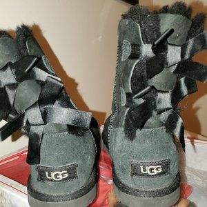 Ugg Women' boots with bows. Black